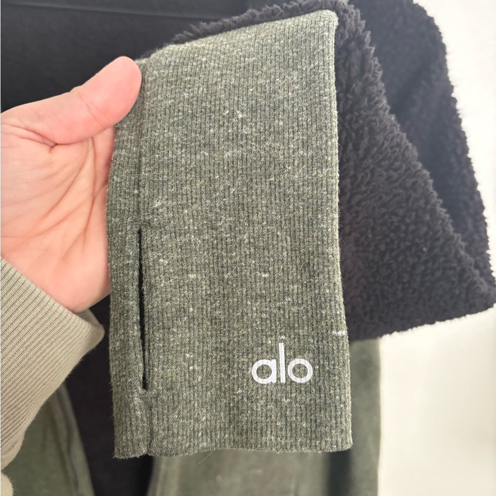 ALO Yoga Enhance Sherpa Hooded Sweatshirt Black GREEN Jacket Hoodie
Thumb Holes - Picture 4 of 6